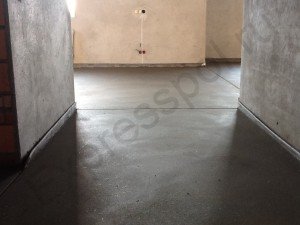Прочная ровная и гладка основа, бетонная стяжка пола